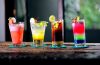 patru pahare cu cocktailuri colorate