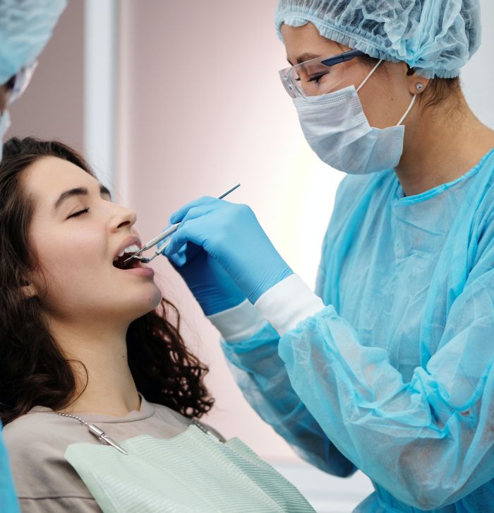 Pacientă care suferă de gingivita și face un contraol la medicul stomatolog